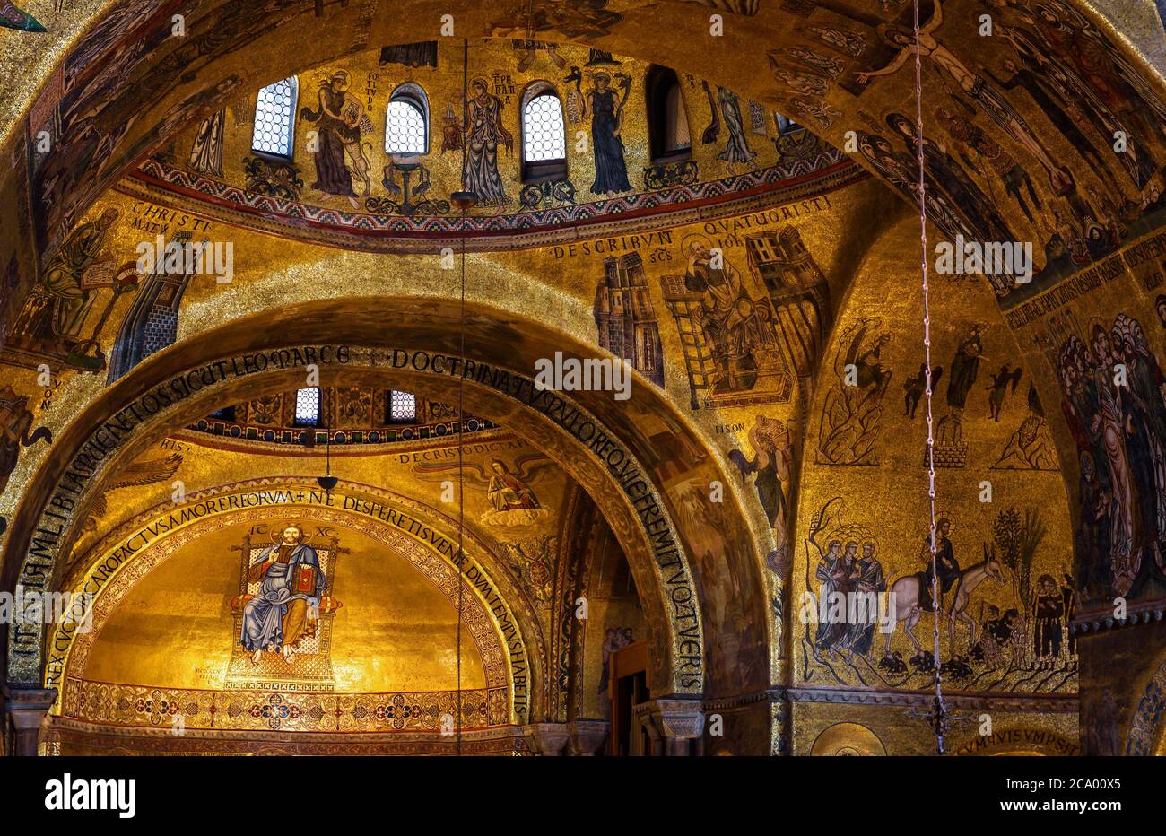 Venedig, Italien - 21. Mai 2017: Goldenes Wandmosaik`s Markusdom oder San Marco in Venedig. Es ist das Wahrzeichen Venedigs. Alte Inneneinrichtung von Famou Stockfoto